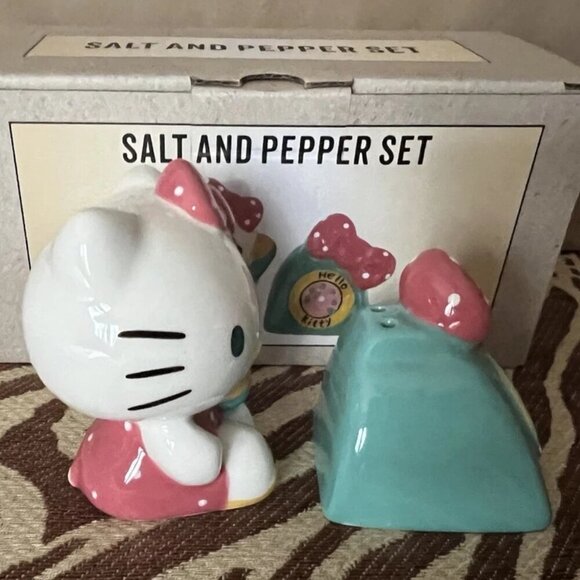 NEW Sanrio Hello Kitty Phone A Friend Blue Sky Salt & Pepper Shaker Set - Picture 3 of 7